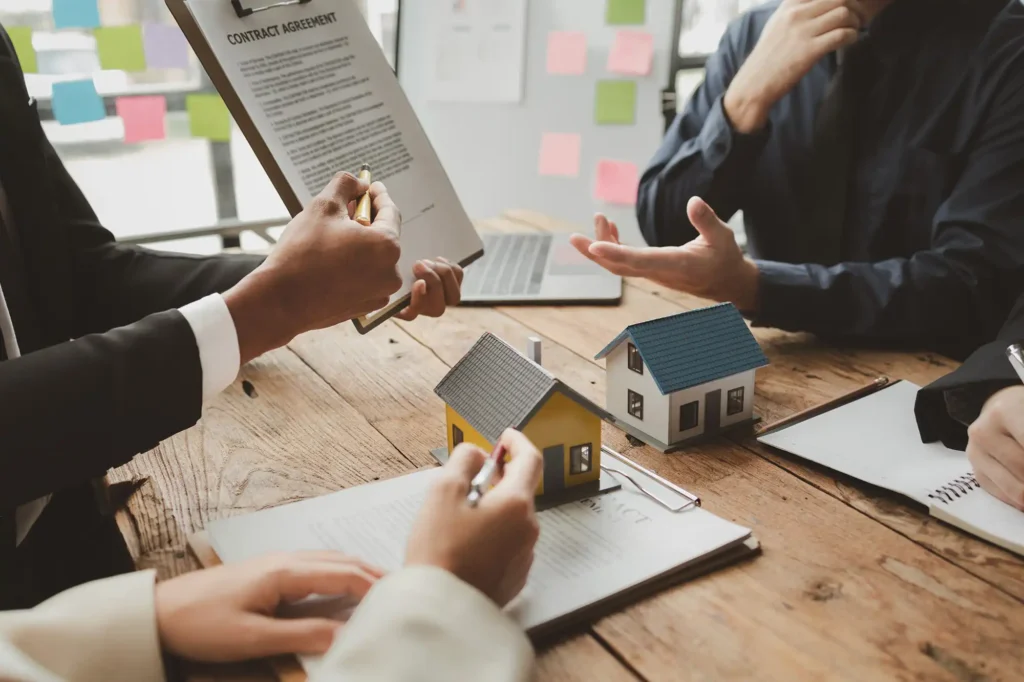 Immobilien verkaufen architects-are-reviewing-plans-together-buildings