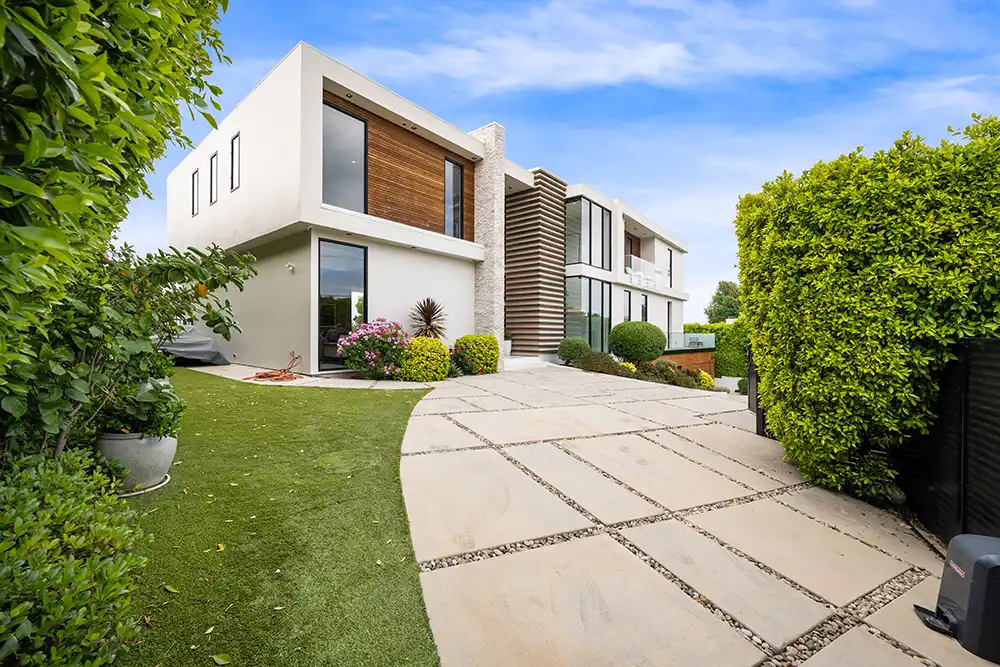 Immobilienmanagement / Hausverwaltung driveway-of-a-contemporary-house-with-a-garden-are
